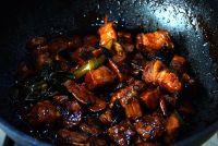 五花肉炖河豚鱼干的做法步骤12