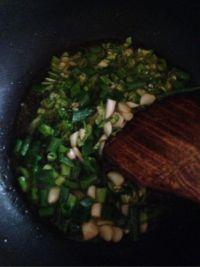 辣炒肥肠的做法步骤4