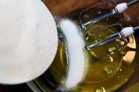 奥运戚风蛋糕卷的做法步骤6