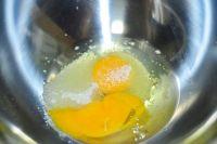 海绵蛋糕松饼配酸奶油的做法步骤2