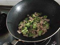 西兰花炒肉的做法步骤7