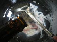 鱿鱼炒圆白菜的做法步骤2