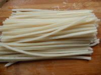 蒜苗炒年糕的做法步骤2