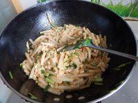 蒜苗炒年糕的做法步骤15