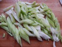 西芹菜炒玉米粒的做法步骤2