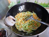 西芹菜炒玉米粒的做法步骤8