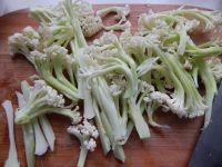 花菜炒豆腐的做法步骤1