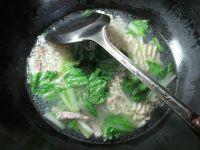 简单的早餐~~~~~~咸肉小白菜波纹面的做法步骤7