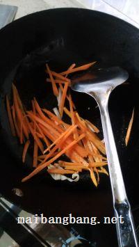 胡萝卜包菜炒火腿肠的做法步骤3