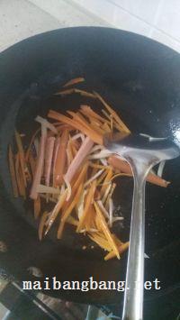 胡萝卜包菜炒火腿肠的做法步骤4