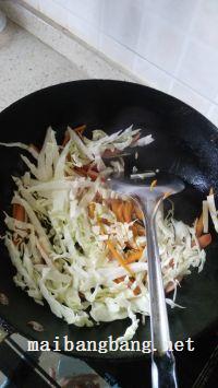 胡萝卜包菜炒火腿肠的做法步骤5