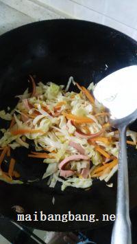 胡萝卜包菜炒火腿肠的做法步骤6