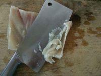 炸猪皮的做法步骤2