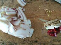 腊肉炒豇豆的做法步骤2