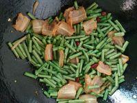 腊肉炒豇豆的做法步骤5