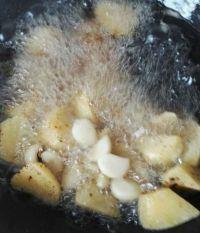 土豆秋葵炒鸡架的做法步骤2