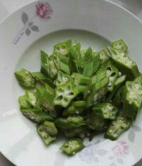 土豆秋葵炒鸡架的做法步骤3