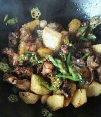 土豆秋葵炒鸡架的做法步骤7