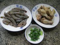 基围虾炒鸡翅根的做法步骤1