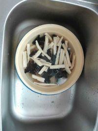 腐竹白菜炒木耳的做法步骤1