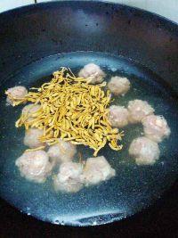 虫草花白玉菇肉丸汤的做法步骤5