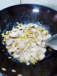 酸豆角炒猪小肠的做法步骤6