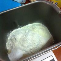 番茄肉松面包的做法步骤1