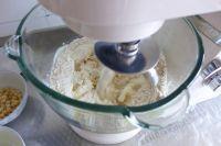 金枪鱼洋葱手撕包的做法步骤3