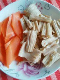 胡萝卜烧腐竹的做法步骤1