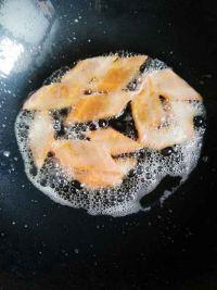 胡萝卜烧腐竹的做法步骤2