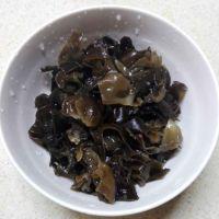 木耳炒鸡蛋的做法步骤1