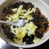 木耳炒鸡蛋的做法步骤8