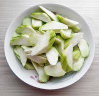 丝瓜炒土鸡蛋的做法步骤2