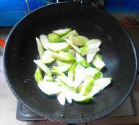 丝瓜炒土鸡蛋的做法步骤6