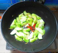 丝瓜炒土鸡蛋的做法步骤7