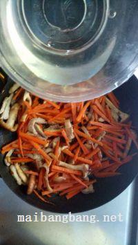 胡罗卜青椒香菇炒咸肉的做法步骤7