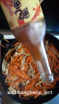 胡罗卜青椒香菇炒咸肉的做法步骤8