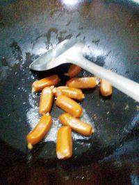 西兰花炒脆皮肠的做法步骤3