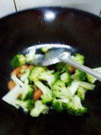 西兰花炒脆皮肠的做法步骤5