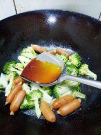 西兰花炒脆皮肠的做法步骤6