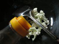 猪肉花菜煮粉丝的做法步骤2