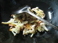 猪肉花菜煮粉丝的做法步骤3