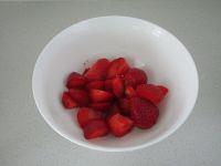 草莓蛋乳汁的做法步骤2