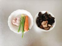 肉末香菇拌面的做法步骤1