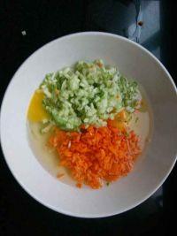 黄瓜胡萝卜鸡蛋饼的做法步骤2