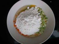 黄瓜胡萝卜鸡蛋饼的做法步骤3