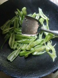 青椒炒猪里脊的做法步骤1