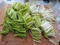 鸡蛋炒蒜苗的做法步骤1