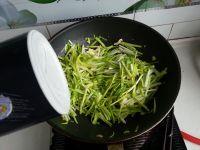 鸡蛋炒蒜苗的做法步骤10