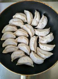 速冻煎饺的做法步骤1